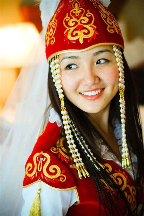 Kyrgyzstan traditional clothing | Kızlar, Kadın, Gelinler