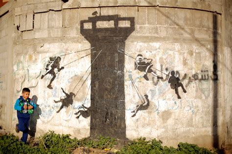 Banksy: un murale dell'artista britannico nella Striscia di Gaza ...