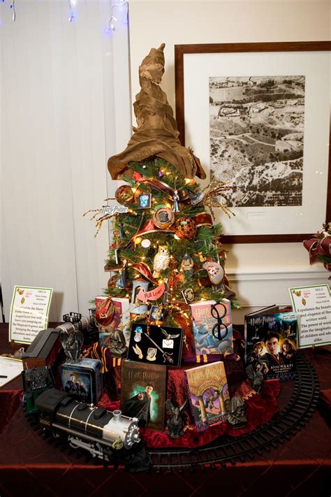 30+ Harry Potter Christmas Tree Ideas - DECOOMO