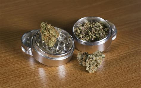 What is a Marijuana Grinder & How Do You Use It? | Leafly