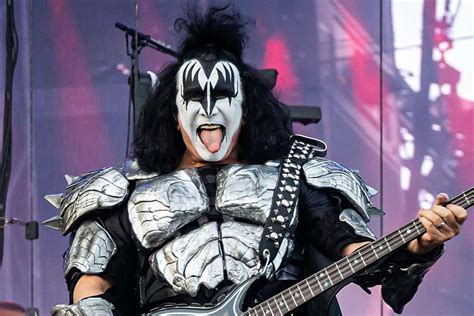 Gene Simmons, líder del grupo Kiss, y los cómics - Sigue al Conejo Blanco