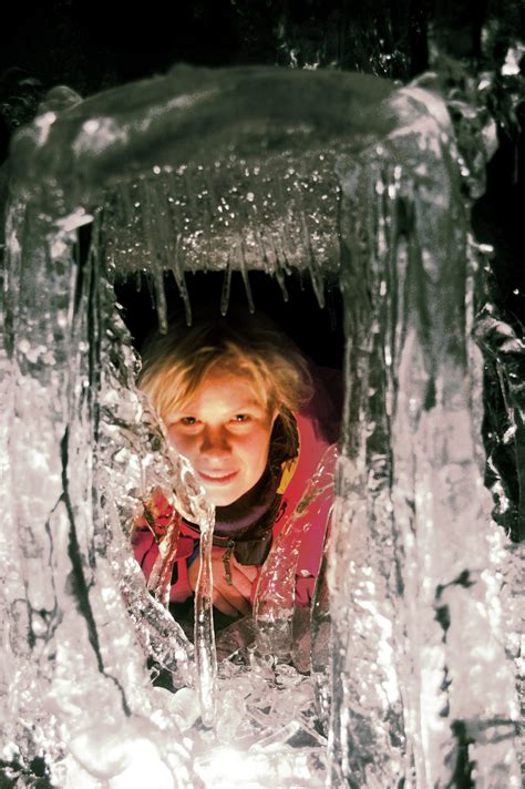 Frozen: Explore a frozen world in the ice cave - Discover Svalbard