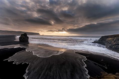 A two minute guide to the black sand beaches in Iceland | Black Tomato