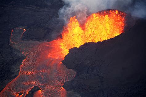 Scores more homes destroyed by lava flow on Hawaii's Big Island