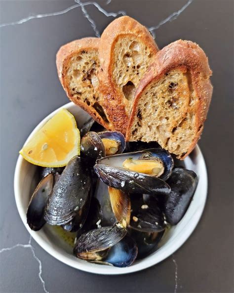 STEAMED MUSSELS IN WHITE WINE