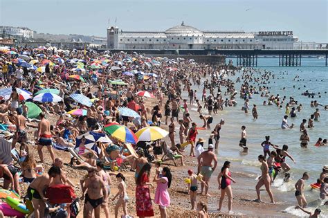 UK weather LIVE: Beaches and parks packed on hottest August day in 17 ...