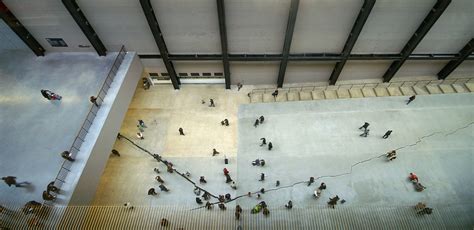 Doris Salcedo’s Shibboleth – A giant crack in Tate Modern