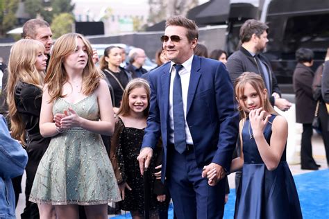 Jeremy Renner supported by daughter, family at 1st red carpet since ...