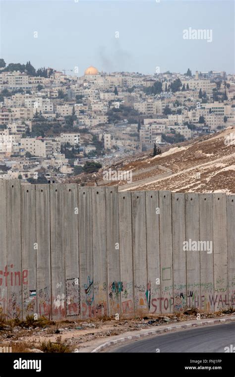 Graffiti on the concrete security wall built by Israelis outside ...