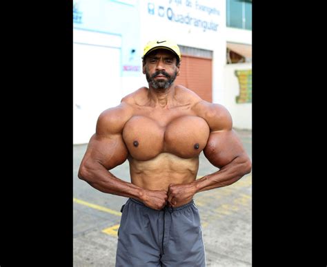 The Incredible Bulk: Bodybuilder risks his life by injecting oil into ...