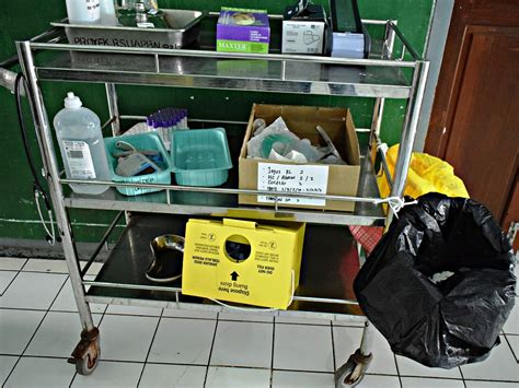 Sampah Medis di NTT Kian Menggunung. Bagaimana Mengatasinya? - Mongabay ...