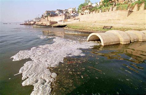 नई रिपोर्ट के अनुसार, हमने गंगा के पानी को नहाने लायक भी नहीं छोड़ा ...