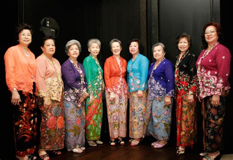 Traditional costume of Indonesia. 300 ethnic groups with their own ...