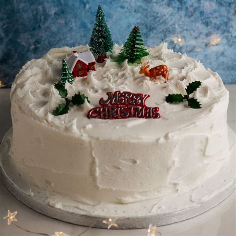 Easy Retro Christmas Cake | Only Crumbs Remain