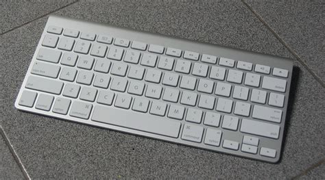 File:Apple-wireless-keyboard-aluminum-2007.jpg - Wikimedia Commons