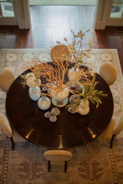 How to Decorate a Centerpiece for Round Dining Room Table