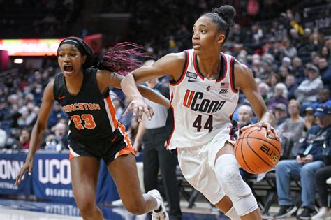 UConn women's basketball team defeats Florida State at Mohegan Sun ...