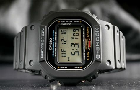 していただ CASIO GーSHOCK DW–5600 シルバー デジタル 腕時計 らくらくメ