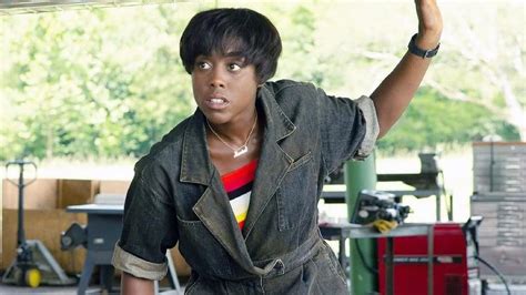 ¿A quién interpreta Lashana Lynch en la escena post-créditos de The ...