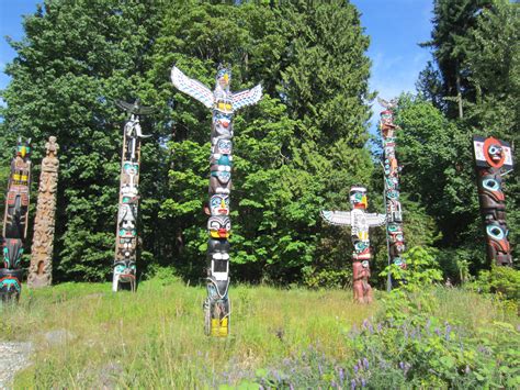 File:Stanley Park totem poles, Vancouver (2013) - 6.JPG - Wikimedia Commons