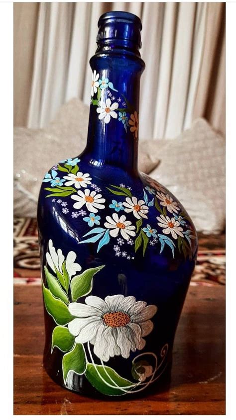 Painted wine bottle | Bottle art projects, Glass bottles art, Glass ...