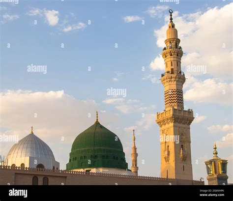 Al medinah mosque hi-res stock photography and images - Alamy