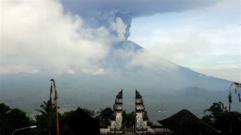 Scientists watching volcanic eruption on Bali minute by minute ...