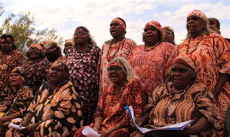 Uluru handover: Aboriginal women sing hymn on 30th anniversary – video ...