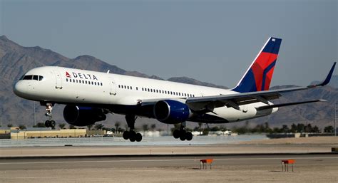 File:Delta Air Lines New Livery Boeing 757-232 with Winglets N703TW ...