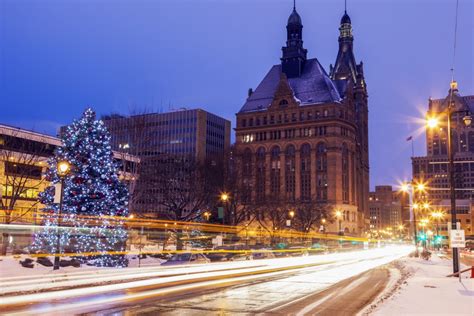 Milwaukee Christmas Lights Tour | Green Vacation Deals