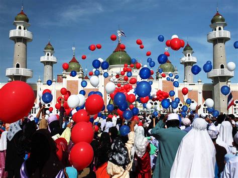 Eid-ul Fitr 2019: When and How Muslims Celebrate Their Religious Festival