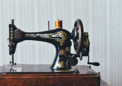 Top 3 Types of Sewing Machines used in India - Hamstech Online