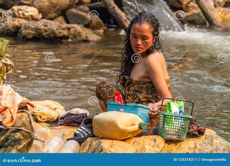 Baño en un río Laos fotografía editorial. Imagen de bosque - 125318317