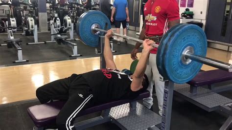 FIRST TIME BENCH PRESSING 100KG - YouTube