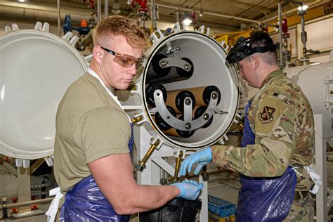 DVIDS - Images - 134th Air Refueling Wing Airmen change out fuel filter ...