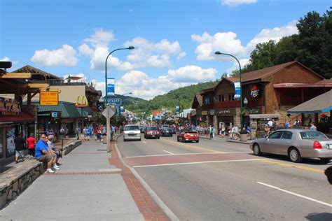 Downtown Gatlinburg Tn | Gatlinburg tn, Gatlinburg, Street view