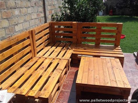 Pallet Corner Sofa with Table – Pallet Wood Projects