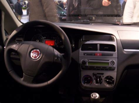 File:Fiat Linea interior Poznan 2011.jpg - Wikimedia Commons