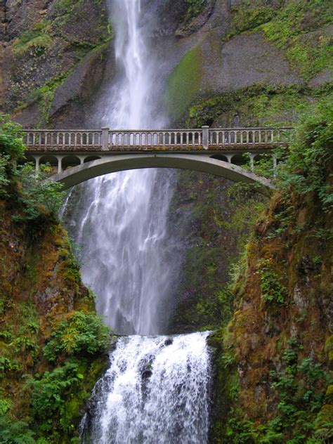 Multnomah Falls, Mt Hood National Forest, USA: - World Travel