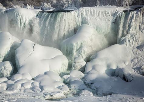 Niagara Falls: Almost frozen, very beautiful in the cold.