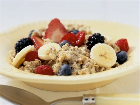 Oatmeal with fruit Recipe | EatSmarter