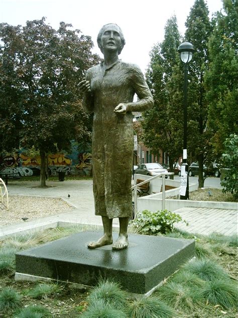 Statue of Mihai Eminescu (Montréal) - Informations pratiques et conseils