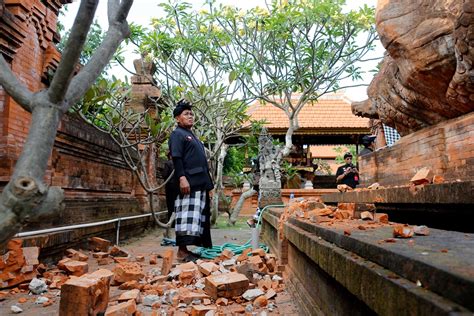 印尼巴厘岛发生6.1级地震 寺庙受损砖块散落遍地