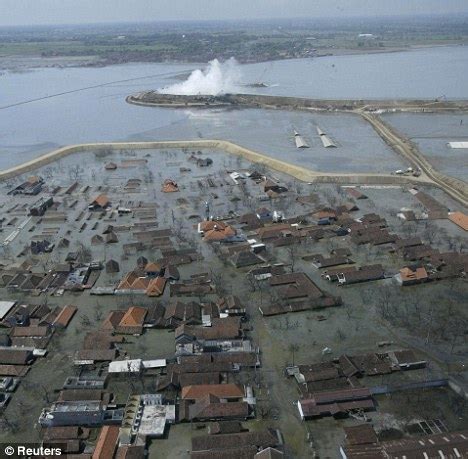 Mud volcano flow to last 26 years: Lusi, the world's largest in ...