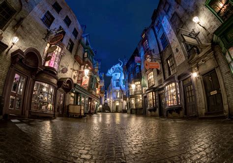 8 breathtaking pictures of Diagon Alley at night