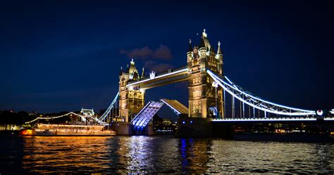 File:Tower Bridge opening at night for a ferry.jpg