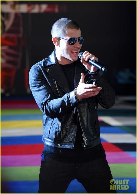 Nick Jonas Performs 'Levels' at MTV VMAs 2015 (Video): Photo 3449151 ...