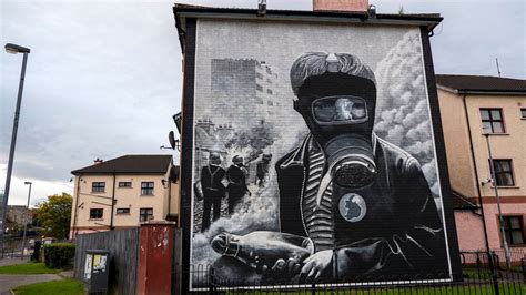 Derry Murals - The People's Gallery in the Bogside Gas Mask, Derry ...