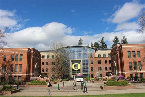 UO student confronts 3 people wearing blackface on campus (video ...