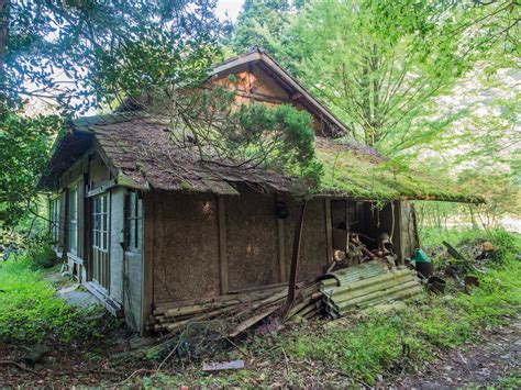 'Ghost Houses' Haunt a Rapidly Aging Japan | Ghost house, Old japanese ...